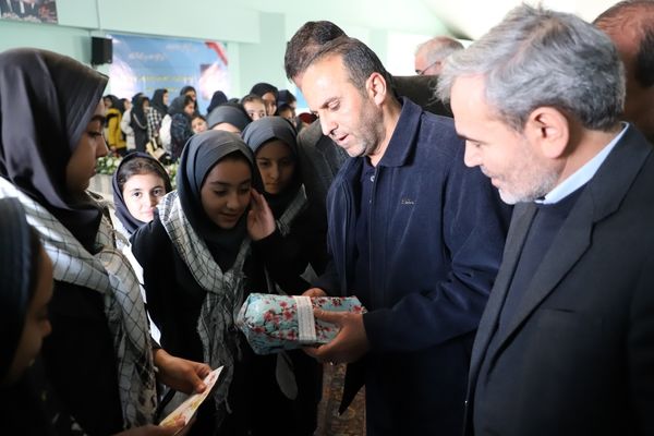 ادبیات انحرافی در مورد کمک به محور مقاومت جایی در ذهن دانش‌آموزان ندارد