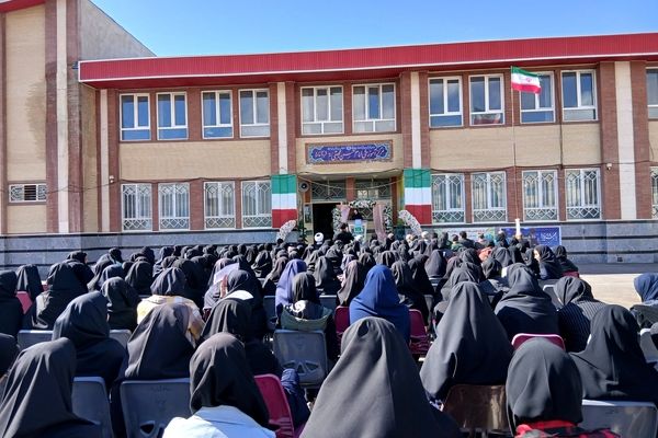 آغاز سال تحصیلی با گرامیداشت یاد و خاطره شهیدان در مدرسه فاطمیه شهرستان چاراویماق 