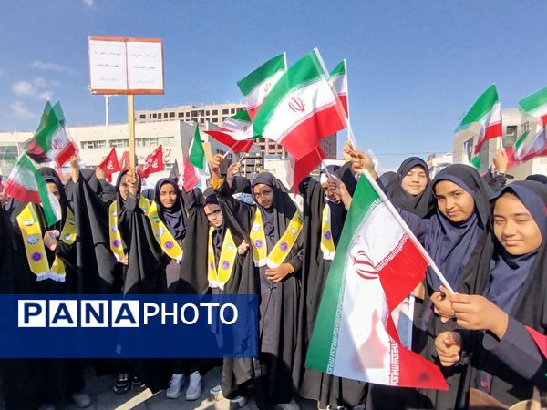 حضور پرشور دانش‌آموزان دبیرستان مهدی خدابنده در راهپیمایی ۱۳ آبان