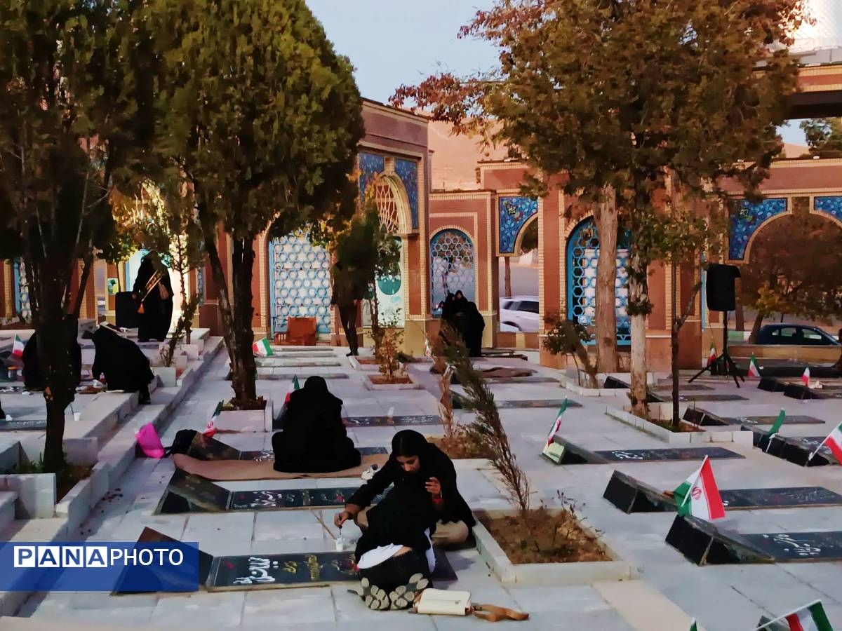 دختران شاهد فاطمه‌زهرا(س) در گلزار شهدا، قبور مطهر را به رنگ عشق آراستند