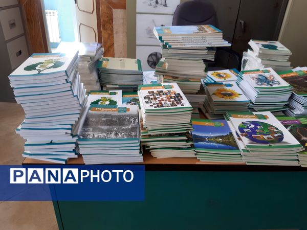 آغاز توزیع کتاب‌های درسی در مدرسه خدیجه کبری زاغه