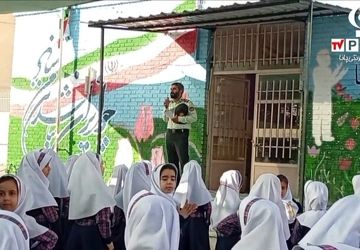 حضور مامور نیروی انتظامی در دبستان پیروزی به مناسبت هفته نیروی‌انتظامی