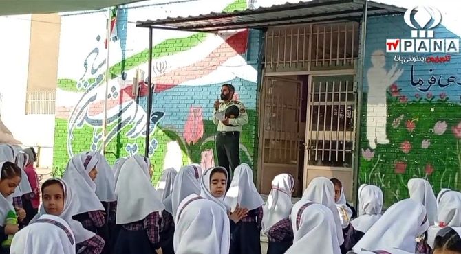 حضور مامور نیروی انتظامی در دبستان پیروزی به مناسبت هفته نیروی‌انتظامی