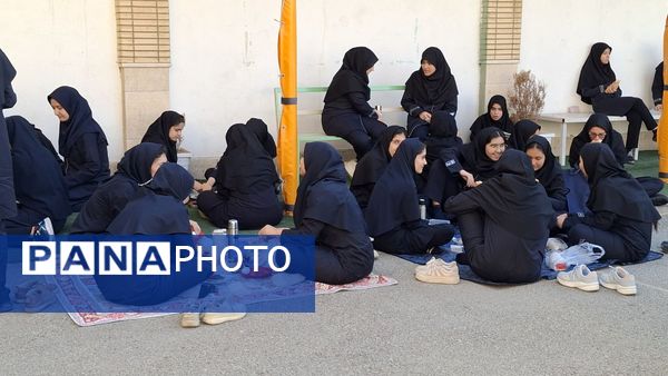محفل قرآنی همراه با صبحانه سالم در دبیرستان فرزانگان ۲