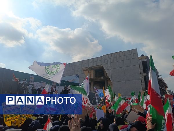 ۱۳ آبان، فریاد شهامت دانش آموزان در مسیر استقلال طلبی و استکبار ستیزی 