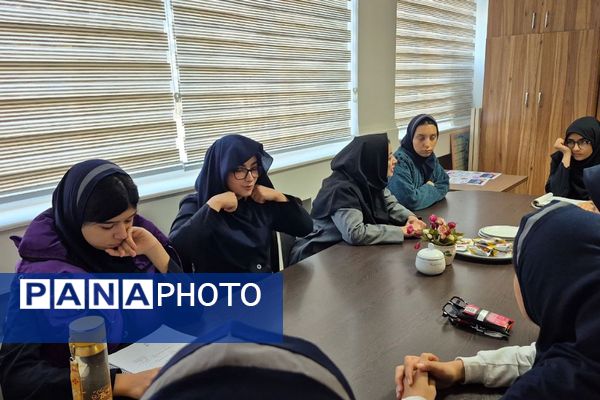  جلسات تمرین نمایش‌نامه‌خوانی در دبیرستان فرزانگان