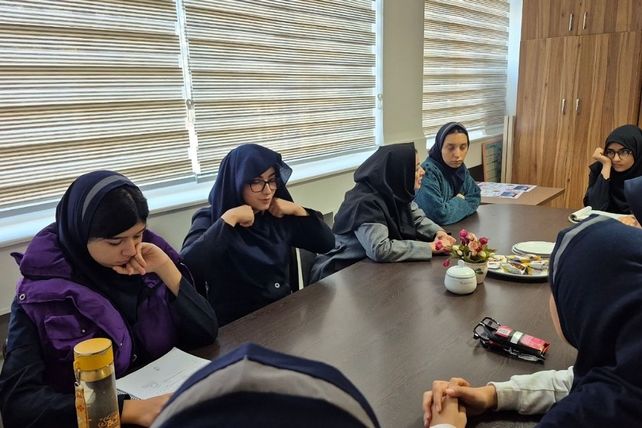  جلسات تمرین نمایش‌نامه‌خوانی در دبیرستان فرزانگان