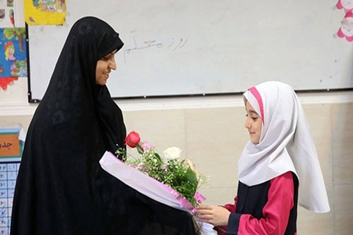 چراغهای راهنمای آینده، با عشق و فداکاری نسلهای نو را میپرورانند