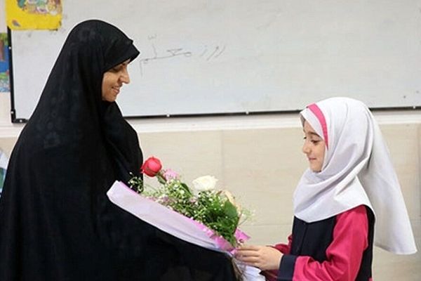 چراغ‌های راهنمای آینده با عشق و فداکاری نسل‌های نو را می‌پرورانند