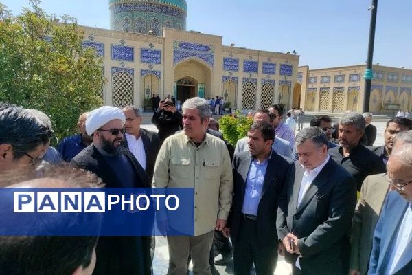 نشست اعضاء کمیسیون برنامه و بودجه مجلس شورای اسلامی در زیارتگاه شهید آیت الله مدرس(ره)