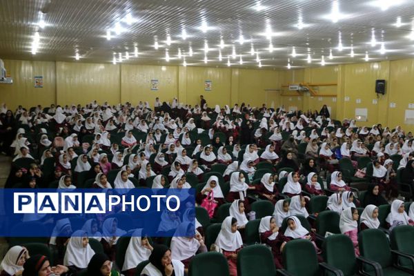 ۴۰۰ نفر از دختران پیشتاز بندرخمیر، پرچم امام مهربانی را به آغوش کشیدند