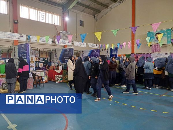 اختتامیه نمایشگاه دستاوردهای پژوهشی و فناوری دانش‌آموزان در دبیرستان شهید احمدی روشن فردیس