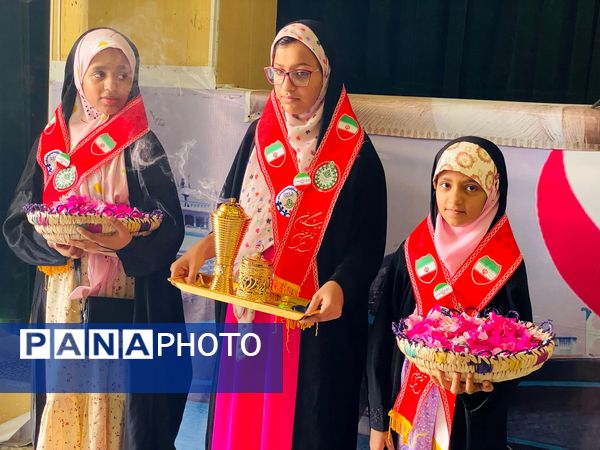 ۴۰۰ نفر از دختران پیشتاز بندرخمیر، پرچم امام مهربانی را به آغوش کشیدند