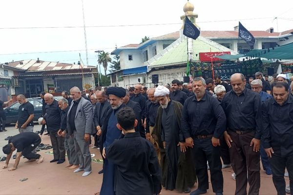 اقامه نماز ظهر عاشورا در محمودآباد 