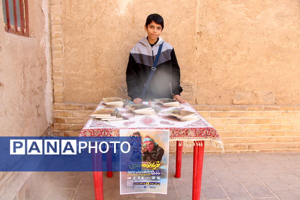 میز کتاب (فرمانده سری) در نماز جمعه شهر یزد