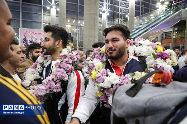 بازگشت تیم ملی وزنه‌برداری با جام قهرمانی‌