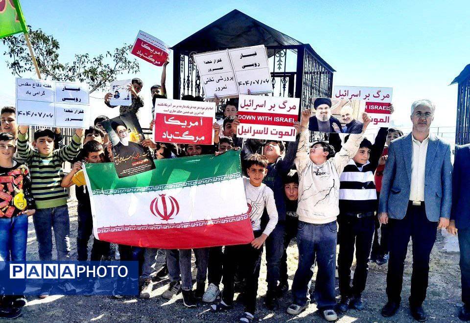 غبارروبی گلزار شهدای روستای نمرور توسط دانش‌آموزان