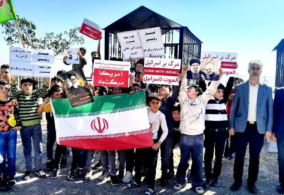 غبارروبی گلزار شهدای روستای نمرور توسط دانش‌آموزان
