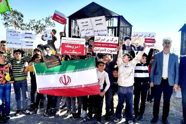 غبارروبی گلزار شهدای روستای نمرور توسط دانش‌آموزان