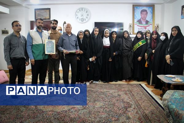 تجلیل دانش‌آموزان بندرعباسی از خانواده شهید در آستانه میلاد حضرت زهرا(س)
