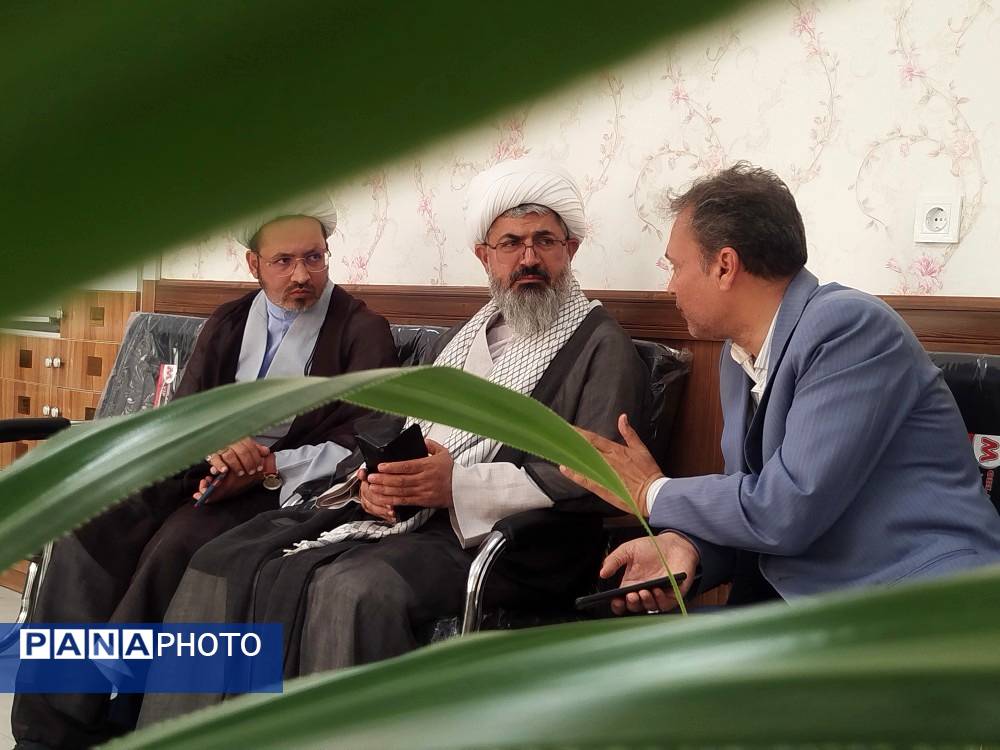 بازدید مدیر آموزش و پرورش و امام جمعه کاشمر از دبیرستان امام خمینی (ره) کاشمر 