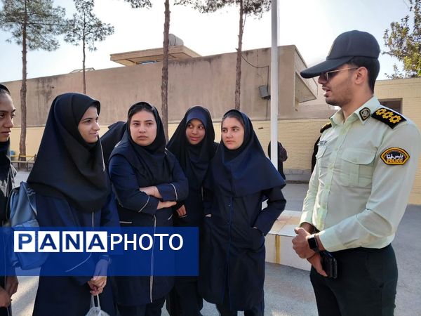 امنیت از کلاس تا خیابان؛ پلیس در جمع دانش‌آموزان بهادری