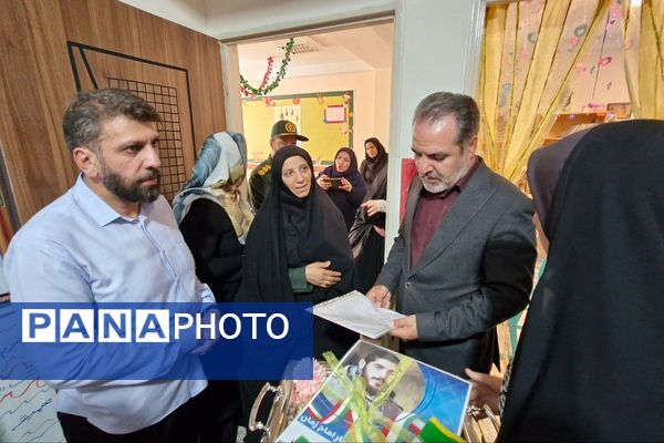 مزین کردن کلاس مدارس به نام شهدا با حضور مدیر آموزش و پرورش ناحیه دو شهرری 