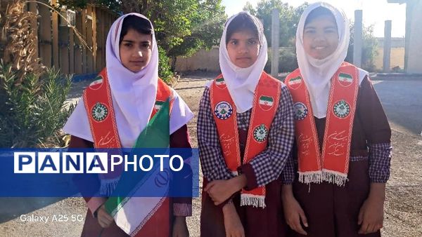 دیدار صمیمانه مأموران نیروی انتظامی با دانش‌آموزان دبستان استقلال 