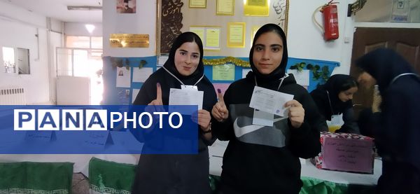 دانش آموزان دبیرستان صدیقه یک نمایندگان خود را برگزیدند 