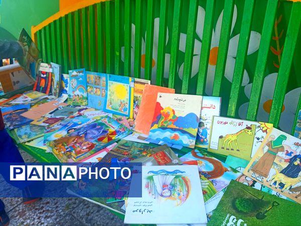 نمایشگاه کتاب به مناسبت هفته کتاب و کتابخوانی در دبستان کبری سرشته