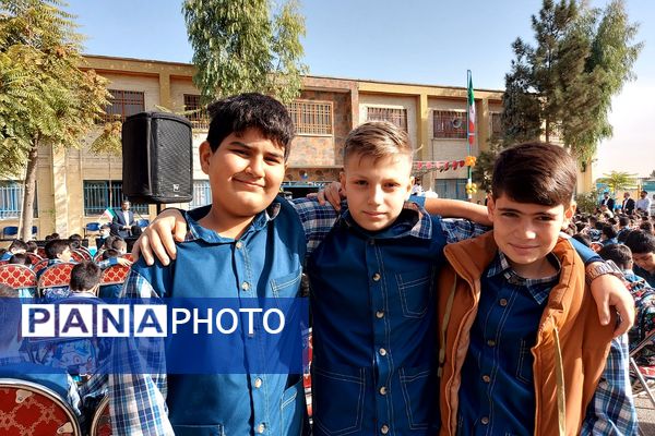 نواختن زنگ بازگشایی مدارس در دبستان علی بن ابیطالب(ع) باقرشهر