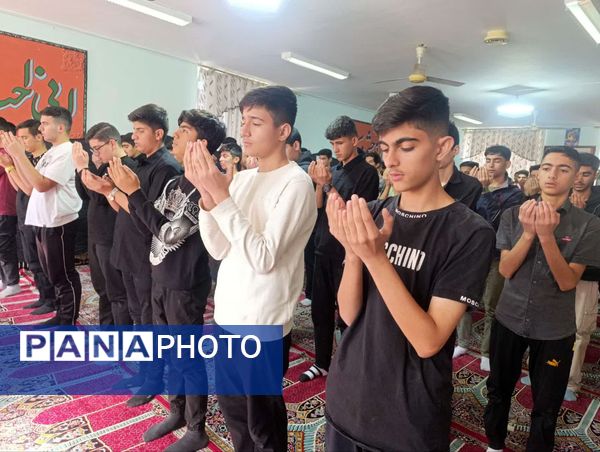 مراسم سالگرد شهادت حضرت فاطمه‌ زهرا (س) در مدرسه پس از اقامه نماز جماعت