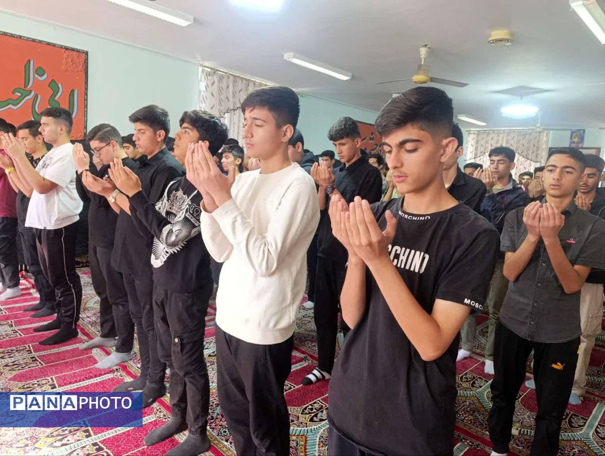 مراسم سالگرد شهادت حضرت فاطمه‌ زهرا (س) در مدرسه پس از اقامه نماز جماعت