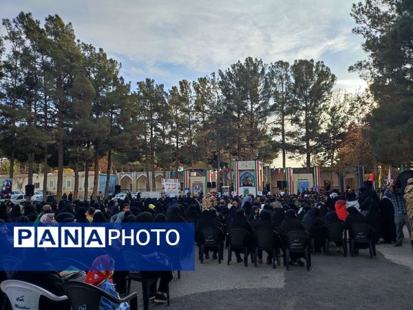 غبارروبی و عطرافشانی گلزار مطهر شهدا در نیشابور 