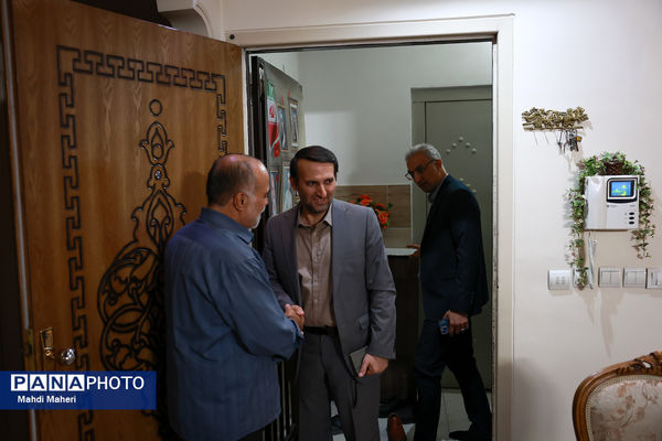 دیدار معاون برنامه و توسعه منابع وزارت آموزش و پرورش از خانواده شهید ساداتی ارمکی