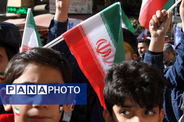 حضور پرشور دانش آموزان زنجانی در راهپیمایی ۱۳ آبان