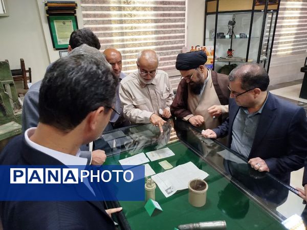 بازدید فرماندار کاشمر از موزه دفاع مقدس در زیارتگاه شهید مدرس(ره)