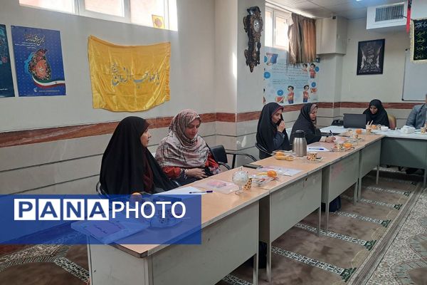  جلسه مدیران قطب ۵ دوره ابتدایی در مدرسه قائم(عج) بهارستان‌دو