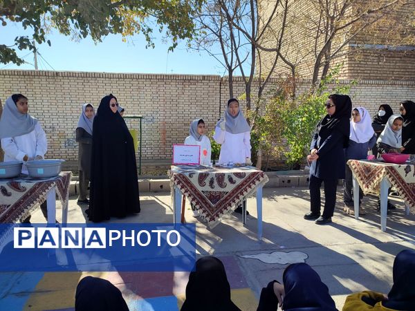 شور و هیجان در حیاط مدرسه