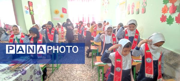 توزیع کتاب « از ایرانمان دفاع می کنیم » در بین دانش‌آموزان پیشتاز مدرسه شهید خاقانی شهرستان شیروان