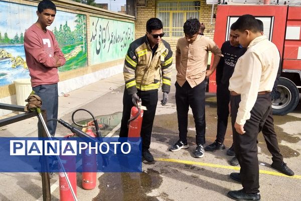 حضور آتش‌نشانان در دبیرستان میثاق کاشمر