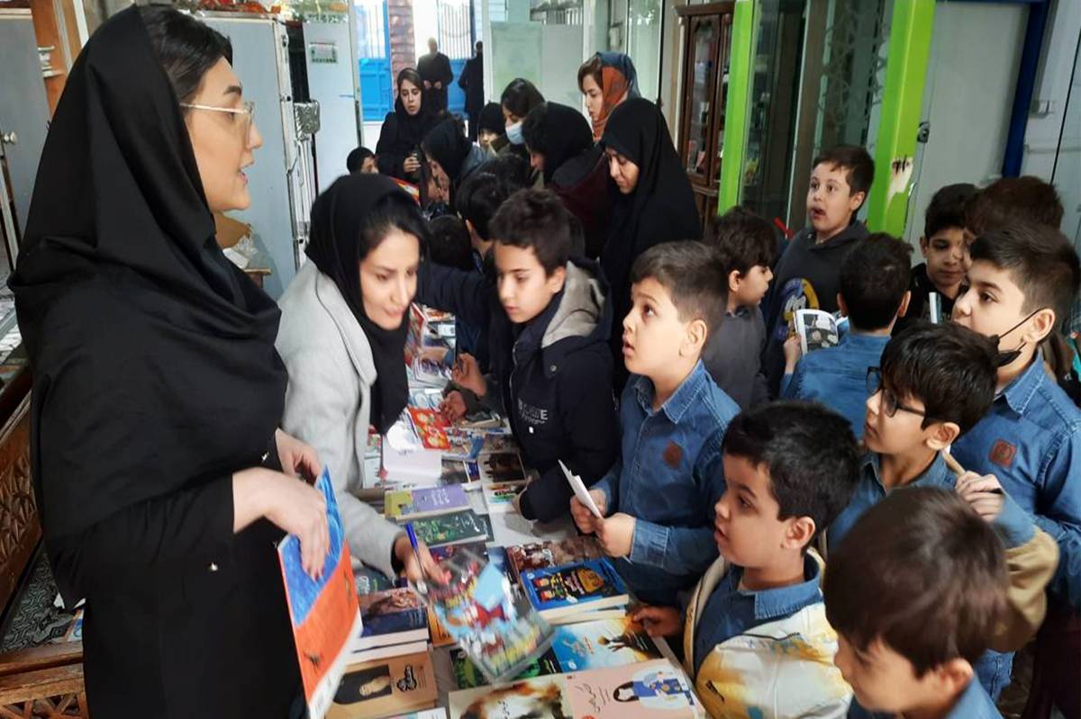 نمایشگاه کتاب در مدرسه امالبنین بیرانشهر برگزار شد