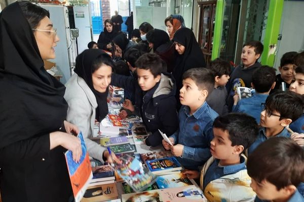 نمایشگاه کتاب در مدرسه ام‌البنین بیران‌شهر برگزار شد