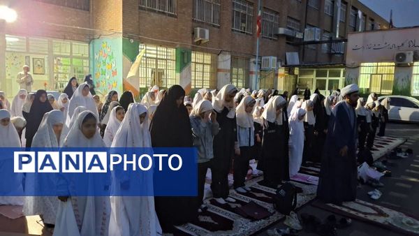 مراسم افطاری در دبستان دخترانه شهید باهنر با حضور دانش‌آموزان و اولیاء