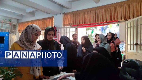 مرحله دوم انتخابات ریاست‌جمهوری باحضور مردم ولایت‌مدار مشهد در هنرستان ایراندخت 