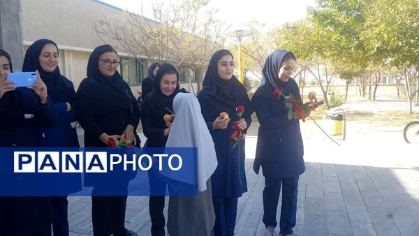 قدردانی پیشتازان دبستان شهید نجفی فدافن از پرستاران بیمارستان حضرت ابوالفضل
