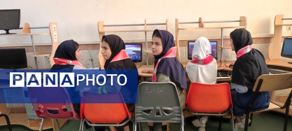 بازدید دانش‌آموزان پیشتاز‌ مدرسه شهید خاقانی از کلاس‌های رایانه کانون سمیه شیروان