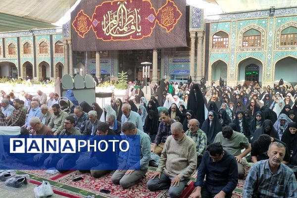 حضور مدیر آموزش و پرورش ناحیه دو شهرری در کنار دانش آموزان در نماز جمعه 