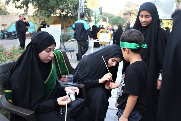 حماسه حضور نوجوانان کفن‌پوش قمی در راهپیمایی «عهد خون»