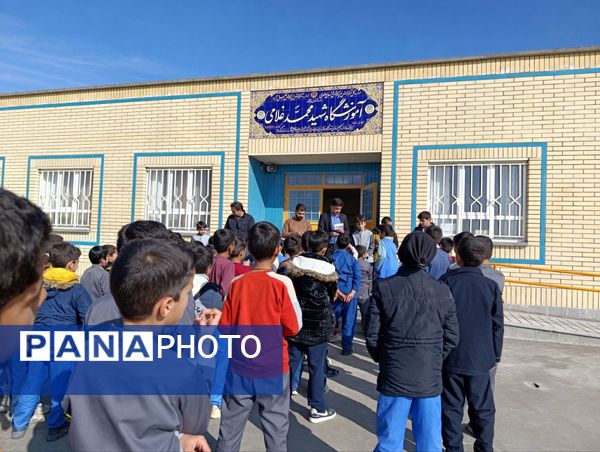 تجلیل از برگزیدگان مسابقات در مدرسه شهید غلامی خلیل آباد 